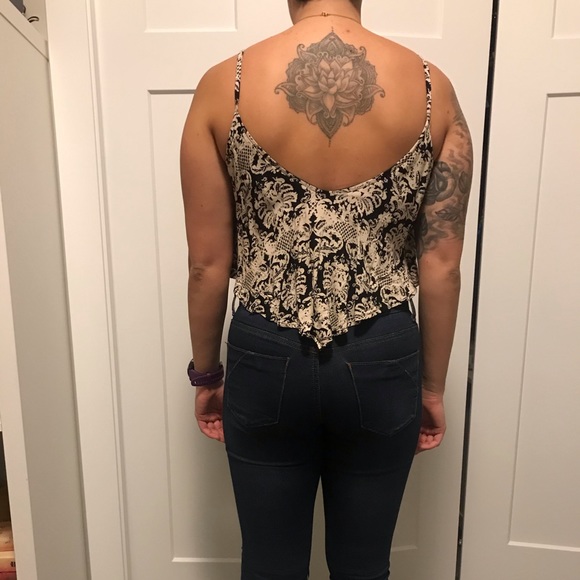 3/$20 Flowy crop top - Picture 2 of 3